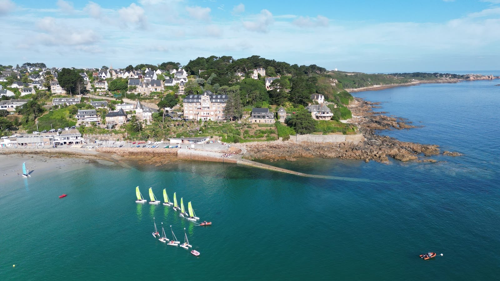 Pet-friendly hotels near Plage de Trestraou (extrémité ouest), dog-friendly beach in Perros-Guirec, Côtes-d'Armor