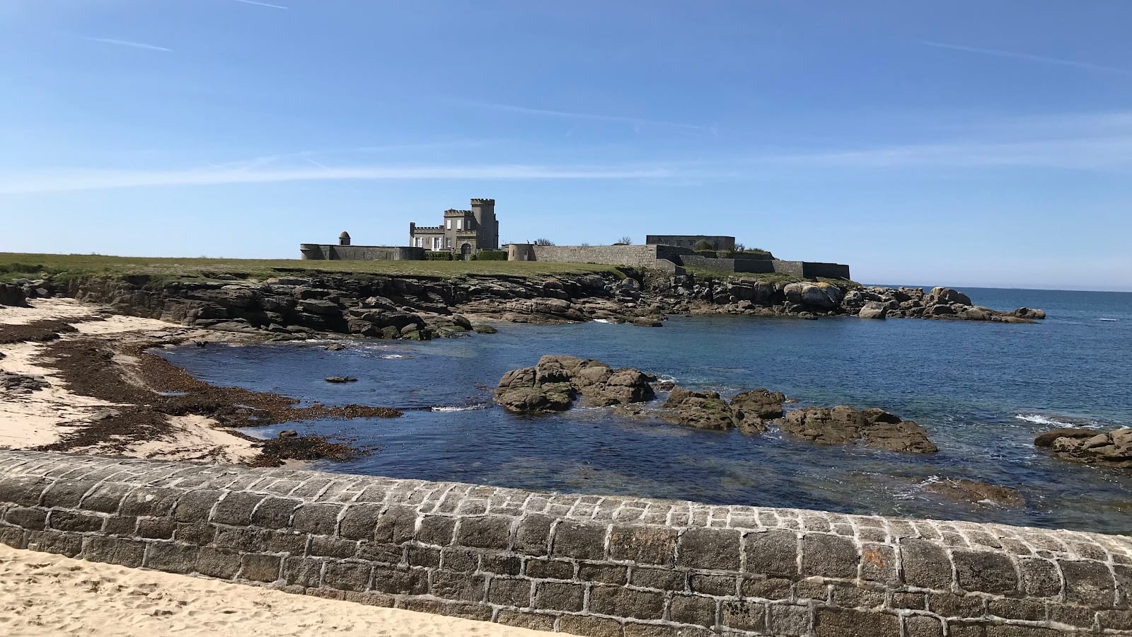 Pet-friendly hotels near Plage de Trévignon (anses est), dog-friendly beach in Trégunc, Finistère sud