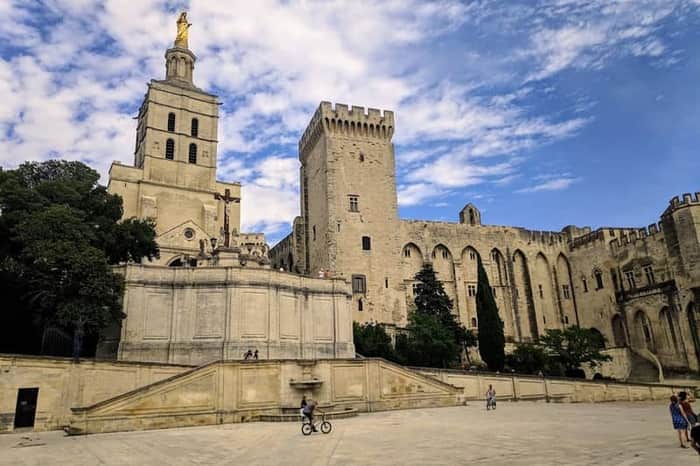 Palais des Papes (Square)