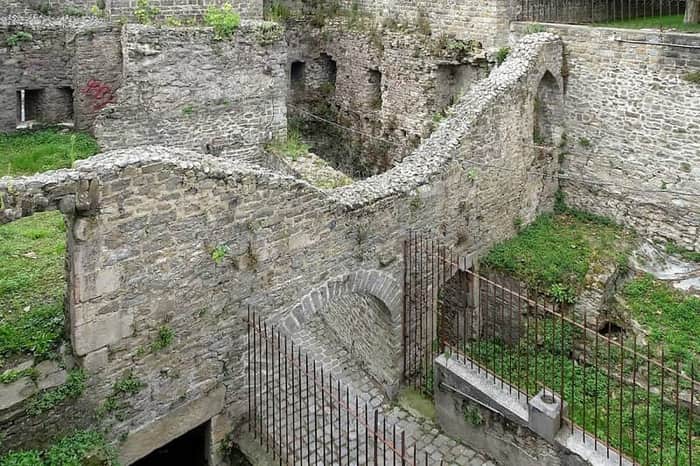 Remparts de la Haute-Ville (13th-century rampart walk)