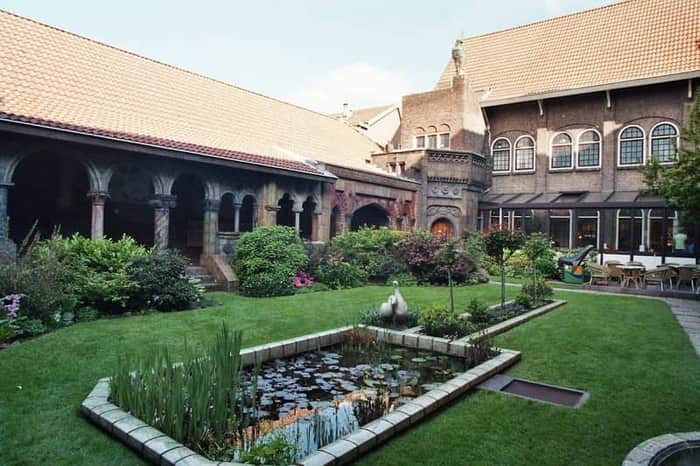 Royal Delft (Koninklijke Porceleyne Fles) courtyard & shop