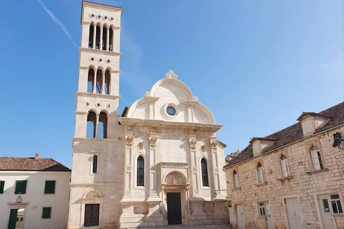 Saint Stephen`s Square, Cathedral & Arsenal