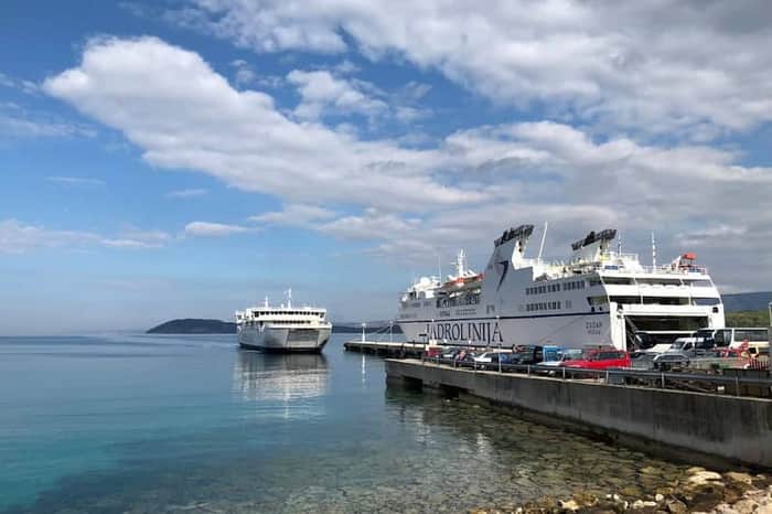Jadrolinija/Krilo Car Ferry Split↔Stari Grad