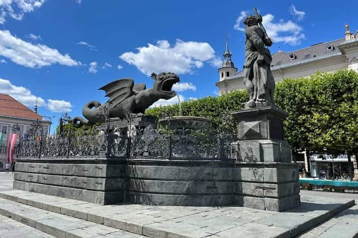 Lindwurmbrunnen on Neuer Platz
