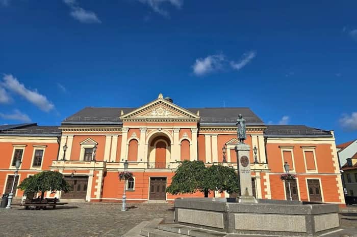 Theatre Square & Aennchen von Tharau