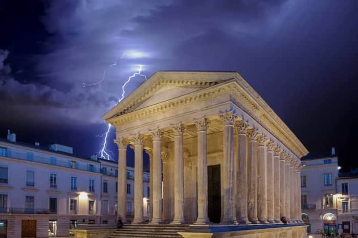 Maison Carrée (exterior square)