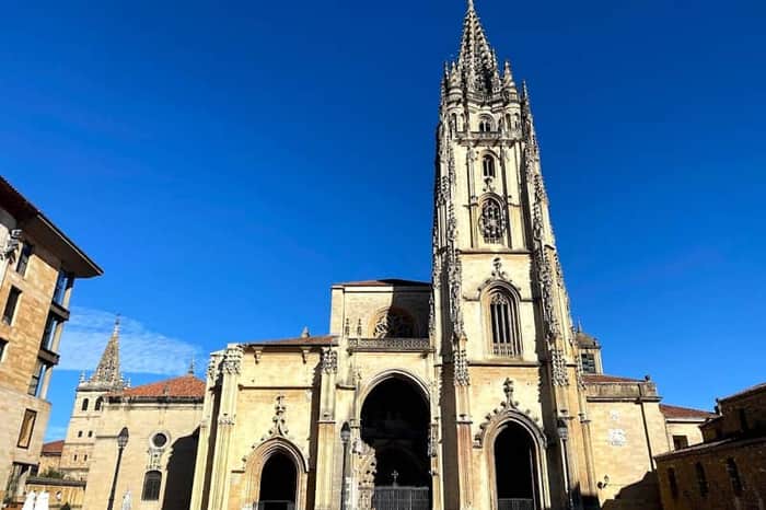 Catedral de San Salvador & Plaza de Alfonso II