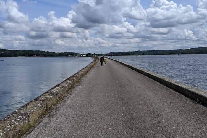 Farmoor Reservoir lakeside path