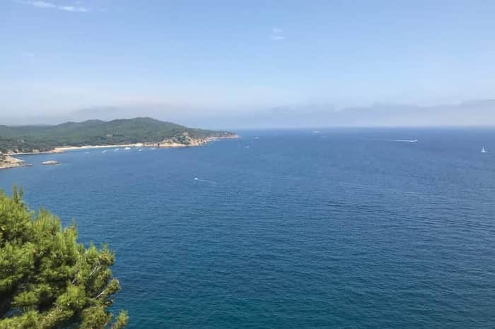 Cap Gros lighthouse & harbour breakwater walk