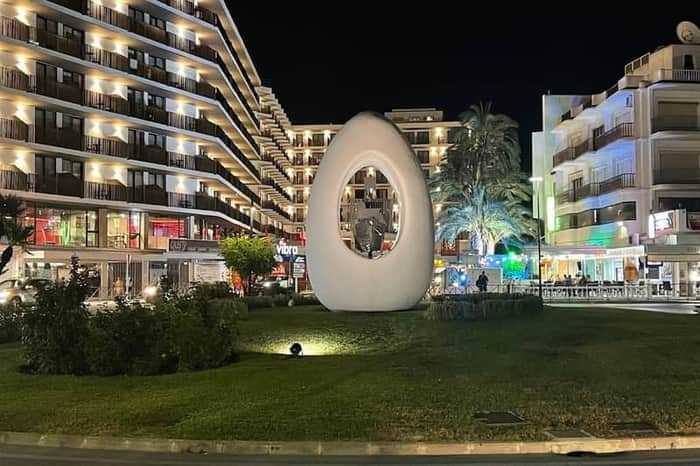 Egg sculpture roundabout (Columbus monument)