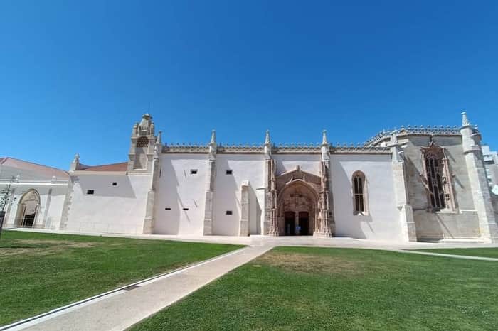 Igreja de Jesus and Praça Miguel Bombarda