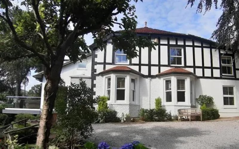Tir y Coed Country House: Cat-friendly hotel in Conwy