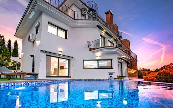 Happyplace Malaga - Villa with Panoramic Sea View Heated Infinity Saltwater Pool: Strandzugang hotel in Malaga