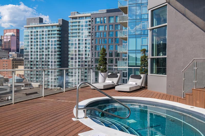 Warwick Le Crystal - Montréal: Se admiten gatos hotel in Montréal