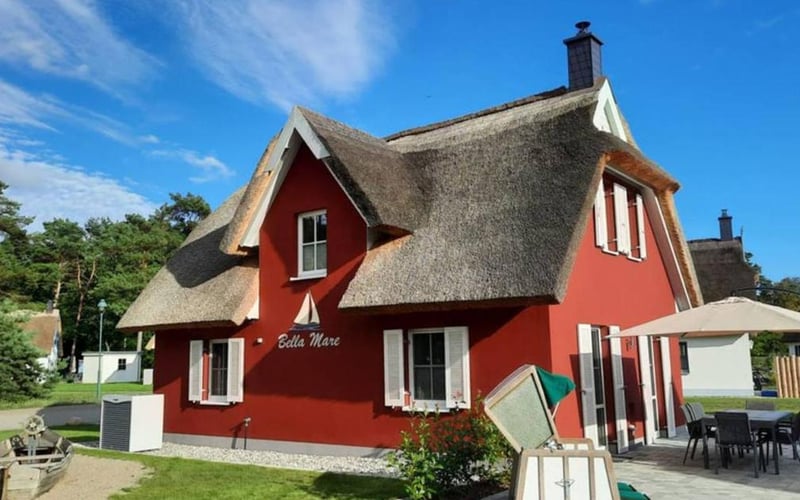 Modernes Reetdach-Ostseeferienhaus Bella Mare, Insel Usedom mit Sauna, Kamin & Sonnenterrasse