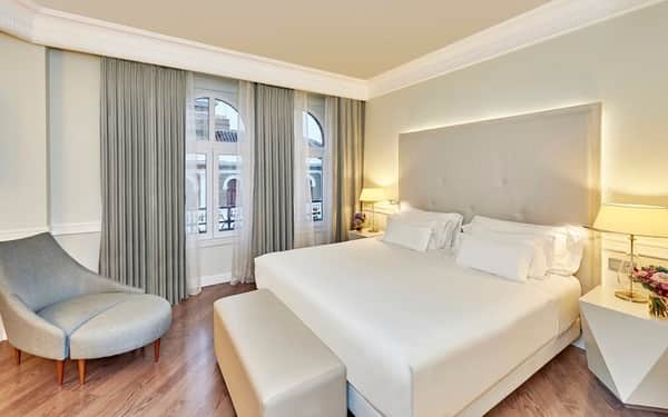 NH Collection Gran Hotel de Zaragoza: Chats acceptés hotel in Zaragoza