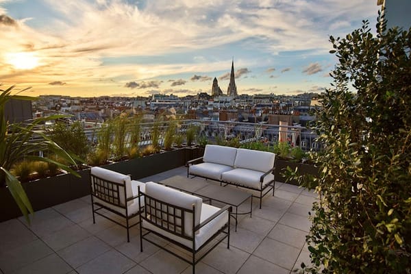 Hotel Plaza Athenee - Dorchester Collection - pet-friendly hotel Paris 8e